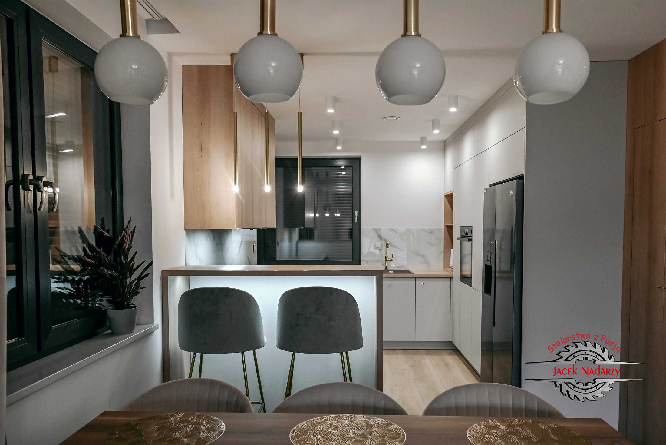 Tło sekcji kontaktowej - warsztat stolarski