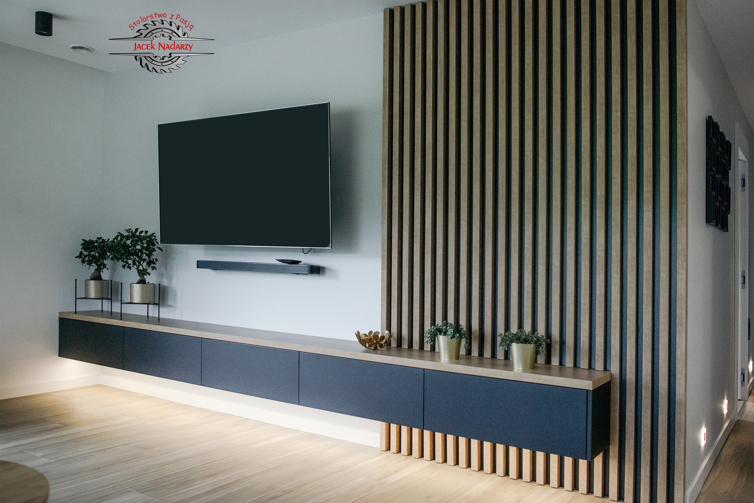 Ekskluzywna realizacja kuchni na wymiar z drewnianą zabudową