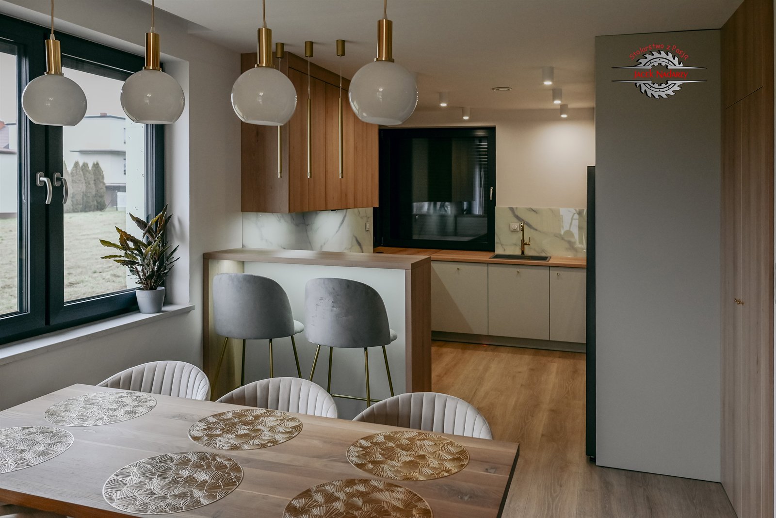 Kuchnie na wymiar – wykonanie stolarza, projekt i montaż