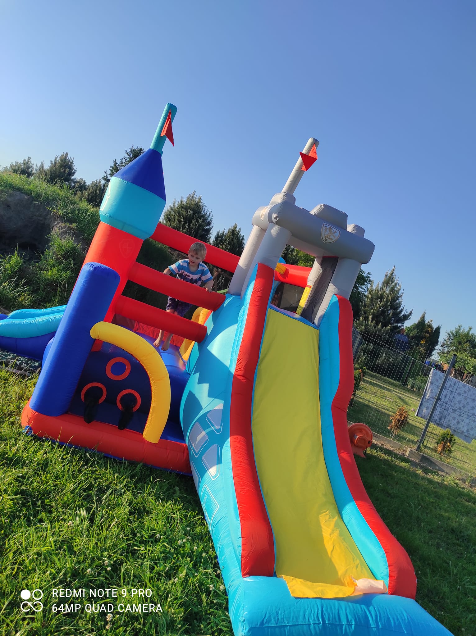 Mały zamek dmuchany